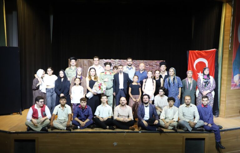 Turgutlu’nun Kurtuluşunun 102. Yılında ‘Küllerinden Doğan Kasaba’ Tiyatrosu Büyük Beğeni Topladı Turgutlu’nun Kurtuluşunun 102. Yılında ‘Küllerinden Doğan Kasaba’ Tiyatrosu Büyük Beğeni Topladı