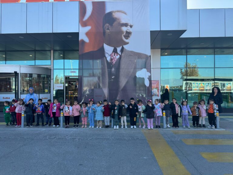 Turgutlu Belediyesi ÇKSM Öğrencileri Atatürk Filmini İzledi Turgutlu Belediyesi ÇKSM Öğrencileri Atatürk Filmini İzledi