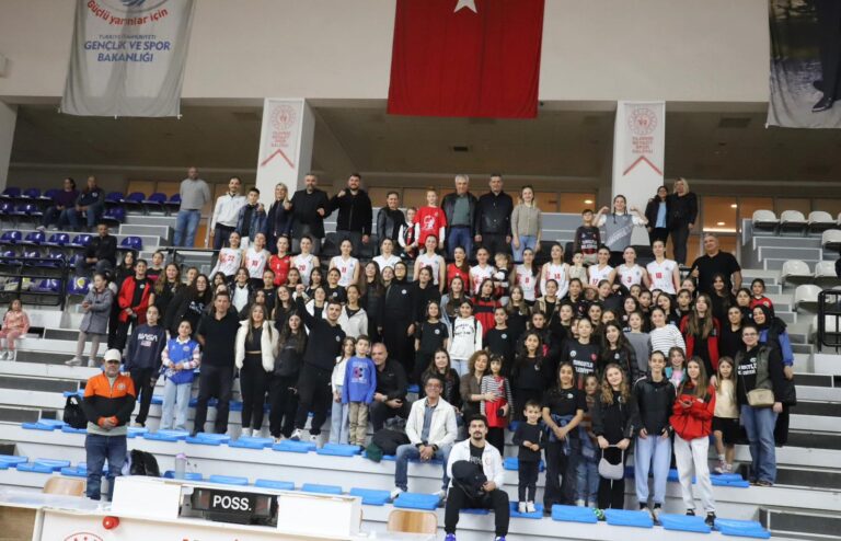 Turgutlu Belediyesi Kadın Voleybol Takımı Rakibine Geçit Vermedi Turgutlu Belediyesi Kadın Voleybol Takımı Rakibine Geçit Vermedi