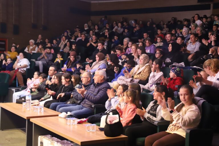 Turgutlu Belediyesinin Ara Tatil Hediyesi Çocukların Yüzünü Güldürdü Turgutlu Belediyesinin Ara Tatil Hediyesi Çocukların Yüzünü Güldürdü