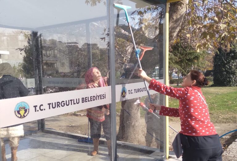 Bilinçsiz Kişiler Tarafından Zarar Gören Servis Bekleme Durakları Yenilendi Bilinçsiz Kişiler Tarafından Zarar Gören Servis Bekleme Durakları Yenilendi