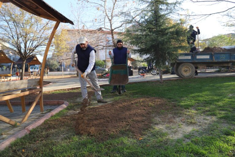 Turgutlu Belediyesi Park ve Bahçeler Müdürlüğü Ekiplerinden Yoğun Tempo