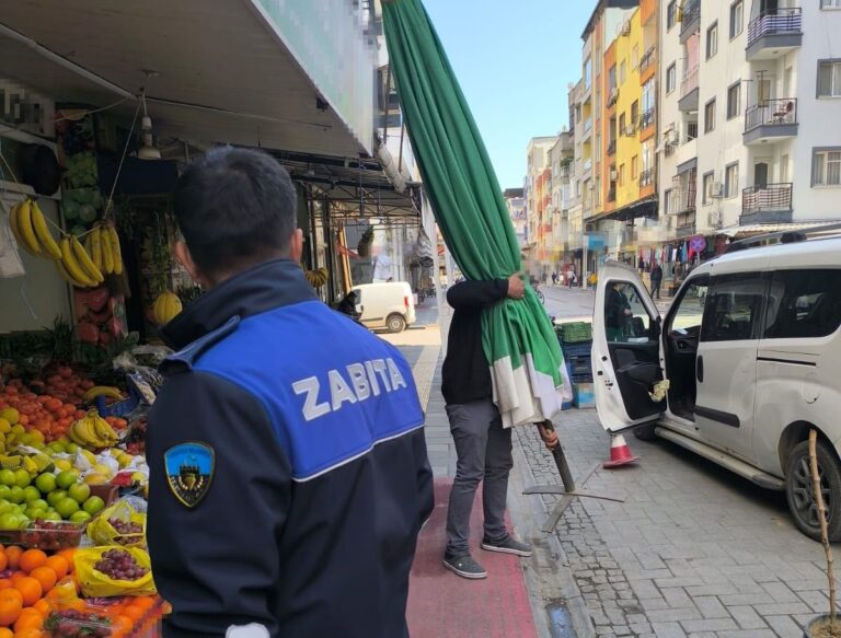 Turgutlu Zabıtası Kaldırım İşgallerine Karşı Denetimlerini Sürdürüyor Turgutlu Zabıtası Kaldırım İşgallerine Karşı Denetimlerini Sürdürüyor