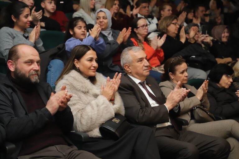 Turgutlu Belediyesinin ‘Kış Konseri’ Büyüledi Turgutlu Belediyesinin ‘Kış Konseri’ Büyüledi