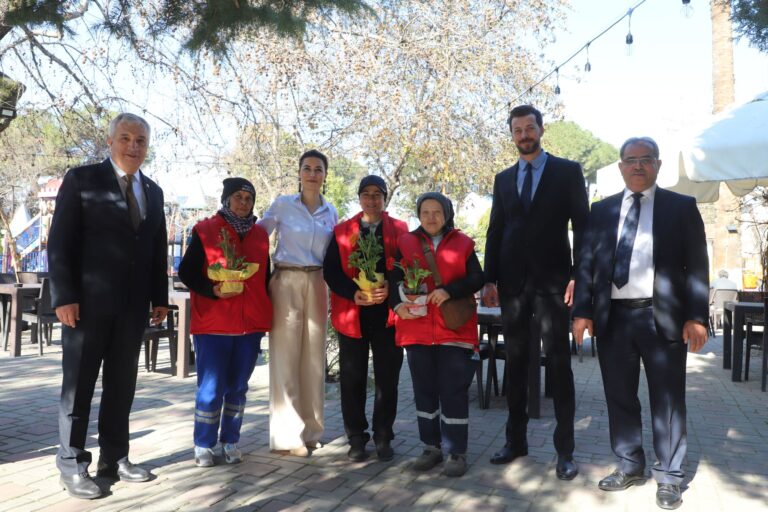 Turgutlu Belediyesinde Görevli Kadın Personele 8 Mart Kutlaması Turgutlu Belediyesinde Görevli Kadın Personele 8 Mart Kutlaması