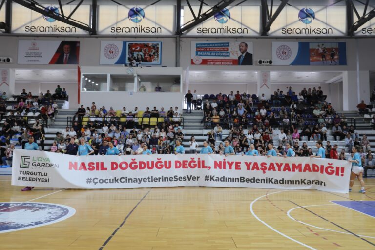 “Doğal Olan Normal Doğum” Pankartına Turgutlu Belediyespor’dan Sert Cevap