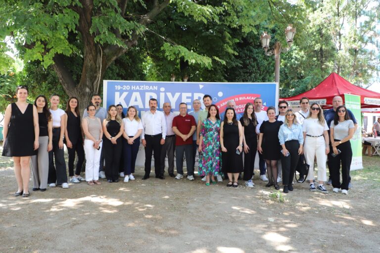 Kariyer Fuarı İş Arayanlarla İşverenleri Buluşturdu Kariyer Fuarı İş Arayanlarla İşverenleri Buluşturdu