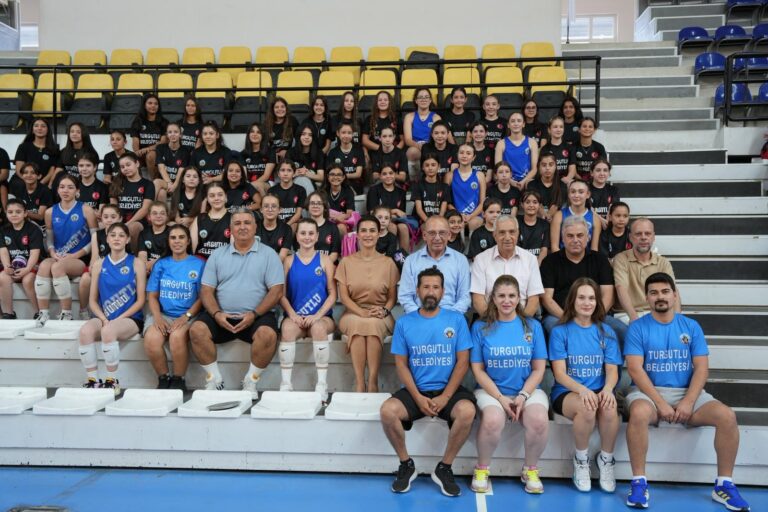 Minik Voleybolcular Başarı Belgelerini Başkan Çetin Akın’dan Aldı Minik Voleybolcular Başarı Belgelerini Başkan Çetin Akın’dan Aldı