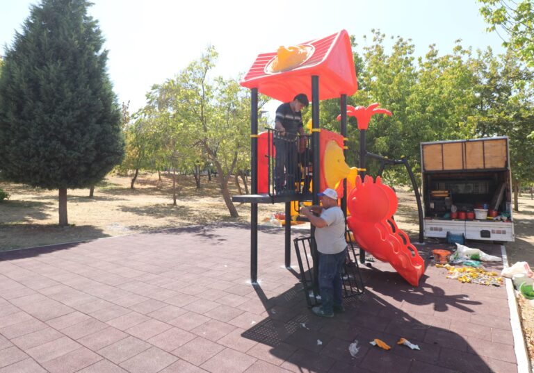 Turgutlu Belediyesi Çocuklara Yeni Oyun Alanları Oluşturuyor