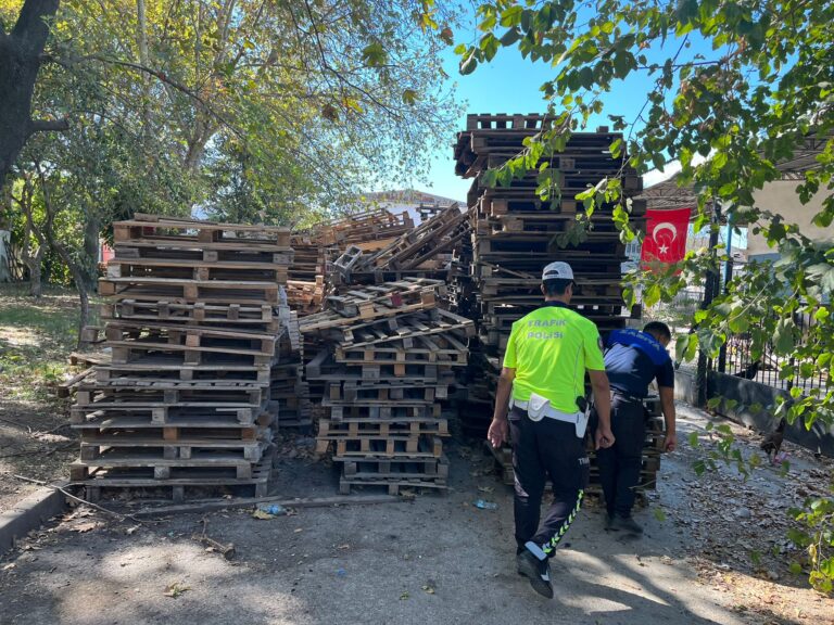 Turgutlu Zabıtası Denetimlerine Keresteciler Sitesinde Devam Etti Turgutlu Zabıtası Denetimlerine Keresteciler Sitesinde Devam Etti