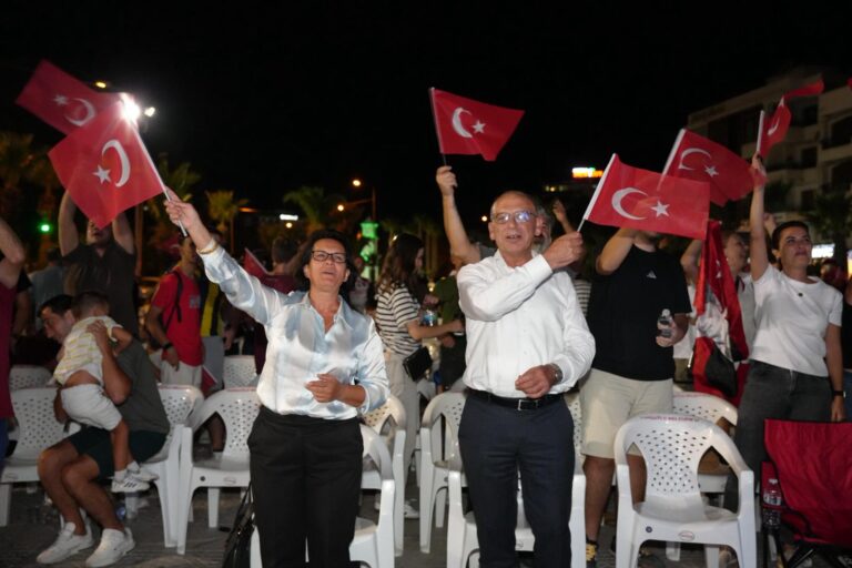 Turgutlu Belediyesi 12 Dev Adam’ın Şampiyonluk Heyecanına Dev Ekranla Ortak Oldu Turgutlu Belediyesi 12 Dev Adam’ın Şampiyonluk Heyecanına Dev Ekranla Ortak Oldu