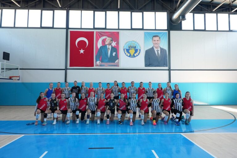 Turgutlu Belediyesi Mimar Ferdi Zeyrek Spor Kompleksi’nde İlk Maç Heyecanı Yaşandı Turgutlu Belediyesi Mimar Ferdi Zeyrek Spor Kompleksi’nde İlk Maç Heyecanı Yaşandı