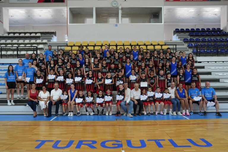 Geleceğin Basketbolcuları Başarı Belgelerini Başkan Akın’ın Elinden Aldı Geleceğin Basketbolcuları Başarı Belgelerini Başkan Akın’ın Elinden Aldı