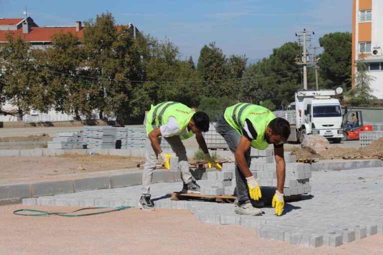 Turgutlu Belediyesi Fen İşleri Müdürlüğü Ekipleri Eş Zamanlı Çalışmalarını Sürdürüyor Turgutlu Belediyesi Fen İşleri Müdürlüğü Ekipleri Eş Zamanlı Çalışmalarını Sürdürüyor