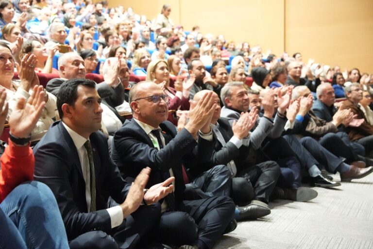 Turgutlu’daki Kış Konseri’nde Salon Doldu Taştı, Başkanlar Yere Oturdu