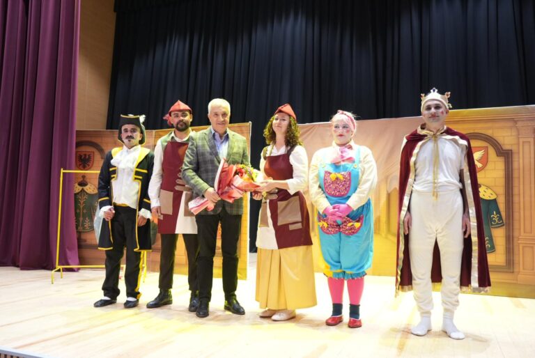 “Kral Çıplak” Çocuk Oyunu Turgutlu’da Minik Seyircilerle Buluştu