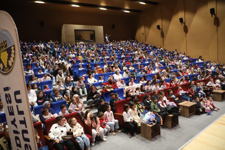 Turgutlu’da Minik Tiyatroseverlerden ‘Ters Yüz’ Oyununa Büyük İlgi Turgutlu’da Minik Tiyatroseverlerden ‘Ters Yüz’ Oyununa Büyük İlgi