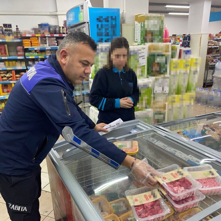 Turgutlu Zabıtasından Zincir Marketlere Denetim Turgutlu Zabıtasından Zincir Marketlere Denetim