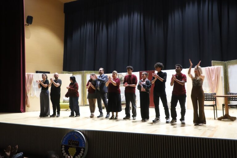 Turgutlu’da Tiyatroya Yoğun İlgi