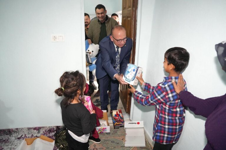 Başkan Çetin Akın Çocukları Sevindirdi