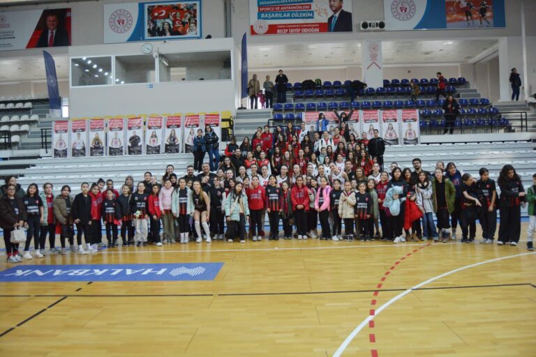 Turgutlu Belediyesi Kadın Voleybol Takımı Sezonu Galibiyetle Noktaladı Turgutlu Belediyesi Kadın Voleybol Takımı Sezonu Galibiyetle Noktaladı