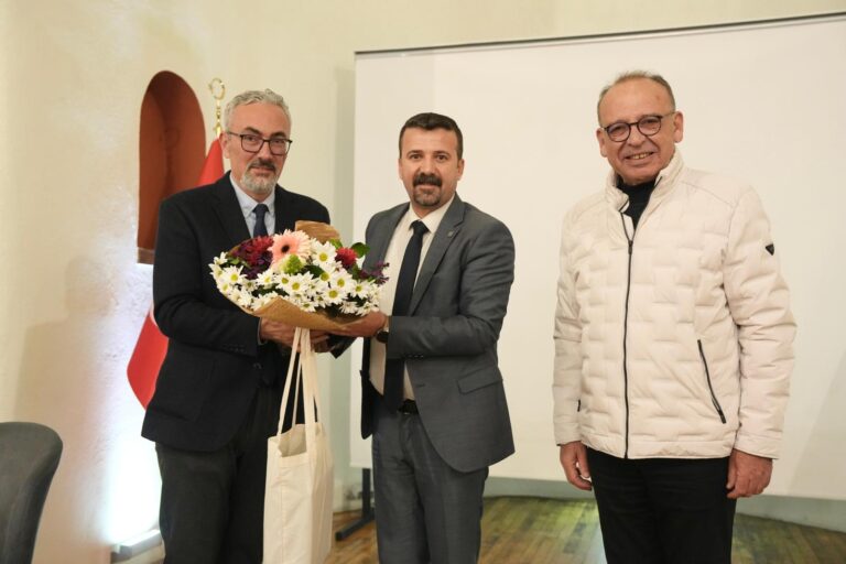 ‘Atatürk ve Turgutlu’ Konferansı Yoğun İlgi Gördü ‘Atatürk ve Turgutlu’ Konferansı Yoğun İlgi Gördü
