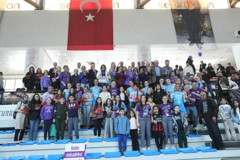 Turgutlu’da Sahadan ve Tribünlerden Tek Ses Yükseldi: ‘Kadına şiddete hayır’