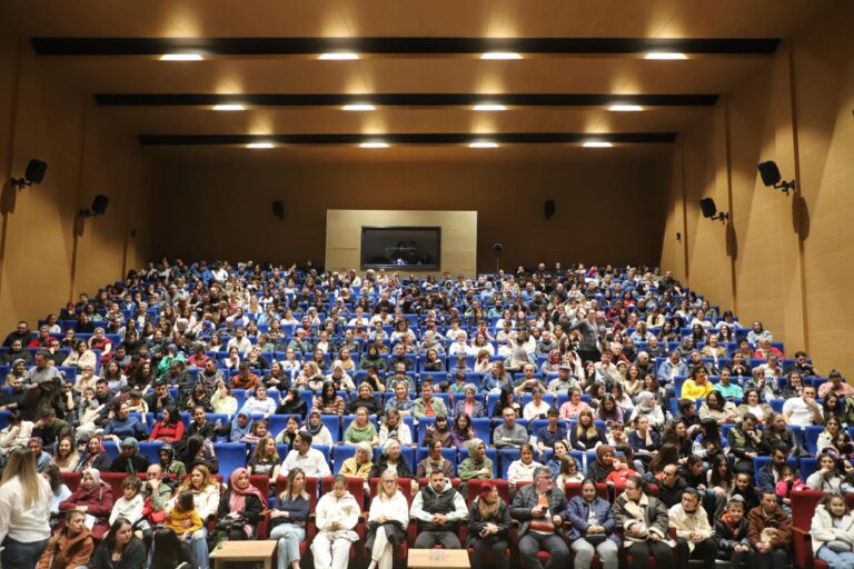 ‘Canım Komşularım’ İlk Kez Seyircisiyle Buluştu: Salon Doldu Taştı