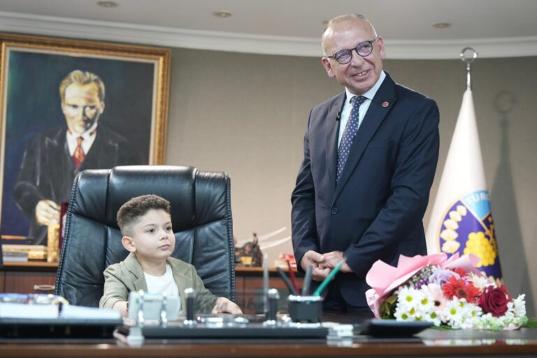 Başkan Çetin Akın Koltuğunu Minik Başkana Emanet Etti