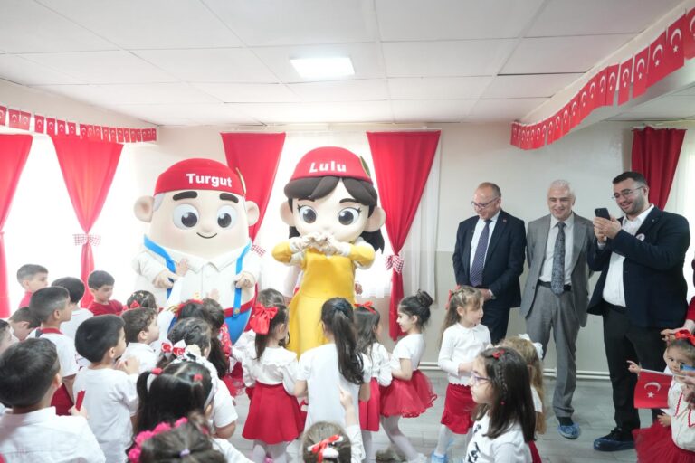 Başkan Çetin Akın, Bayram Sevincini Hastanedeki Çocuklarla Paylaştı