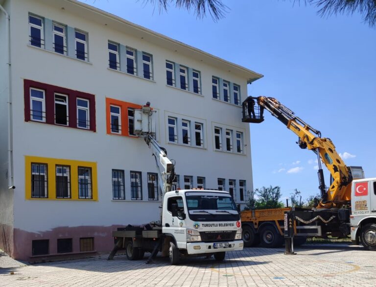 Turgutlu’da Okullar Yeni Döneme Hazırlanıyor, Parklar Yenileniyor