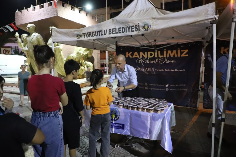 Turgutlu Belediyesinden ‘Açık Hava Sinema Geceleri’nde Kandil İkramı