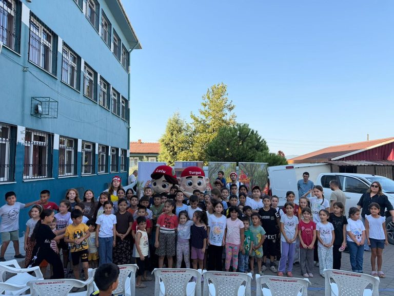 ‘Turgut ve Lulu’ Sokak Tiyatrosu ile Çocuklarla Buluştu