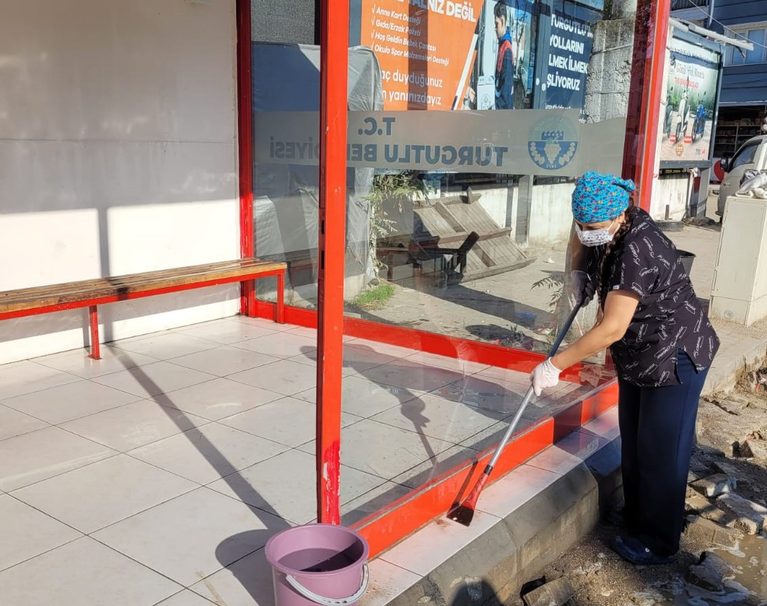 Turgutlu Belediyesinden Servis Bekleme Durakları İçin Temizlik Çalışması