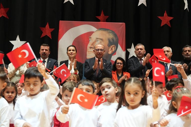 Turgutlu’da Cumhuriyet Coşkusu Miniklerin Gösterileriyle Taçlandı